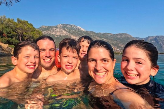 أسرة كندية تسابق الزمن لزيارة مختلف دول العالم قبل أن يفقد ثلاثة من الأبناء البصر بسبب مرض نادر في العيون