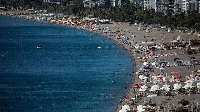 Okullar açıldı, sahiller yabancı turistlere kaldı