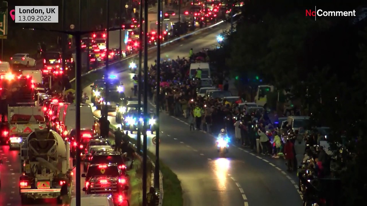 Queen's coffin arrives at Buckingham Palace