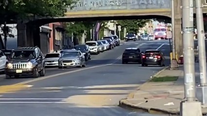 Deux camions de pompiers en intervention se croisent à un carrefour