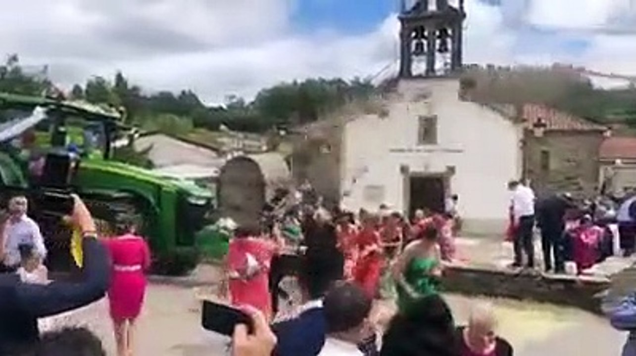 Qual arroz qual quê. Neste casamento atira-se algo bem diferente aos noivos.