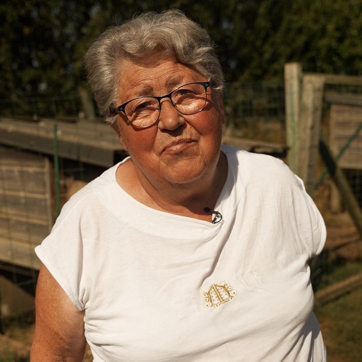 À 82 ans, Renée, alias Mamie Poules élève 300 animaux aux qualités reconnues dans le monde entier