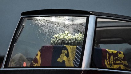 Pas de selfie, pas de bougie : le protocole très strict pour rendre hommage à Elizabeth II