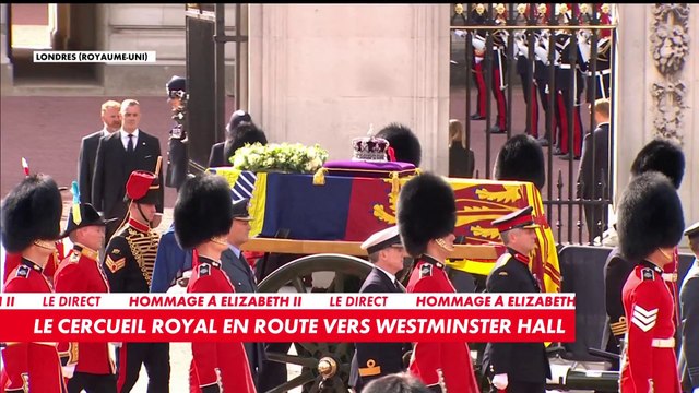 Le cercueil royal en route vers Westminster Hall