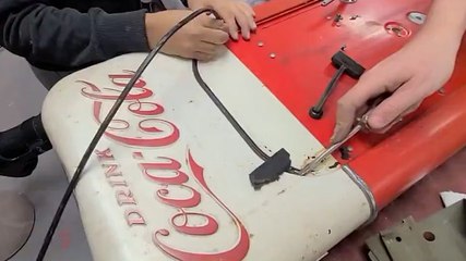How an $8,000 vintage Coca-Cola vending machine is restored