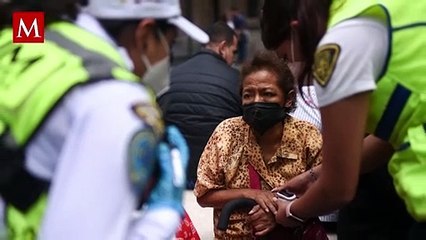 ¡México surreal! Hombre reparte bolillo en calles de CdMx tras el sismo y se vuelve viral