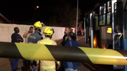 Ônibus precisa ser levantado para recolhimento dos corpos pelo IML