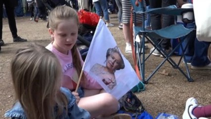 El silencio por la abuela de todos frente a la histeria que rodeó a Diana