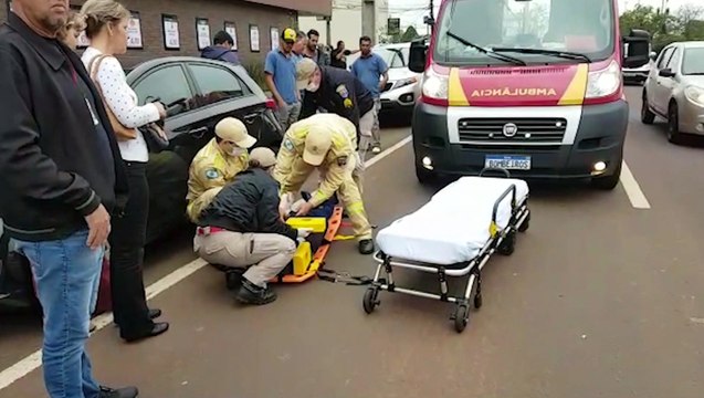 Mulher é atropelada por caminhão enquanto entrava em carro estacionado na Avenida Tancredo Neves