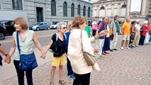 Milano, lo stadio San Siro non si tocca: catena umana sotto Palazzo Marino