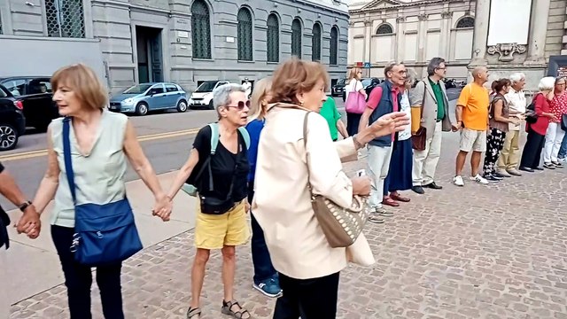 Milano, lo stadio San Siro non si tocca: catena umana sotto Palazzo Marino