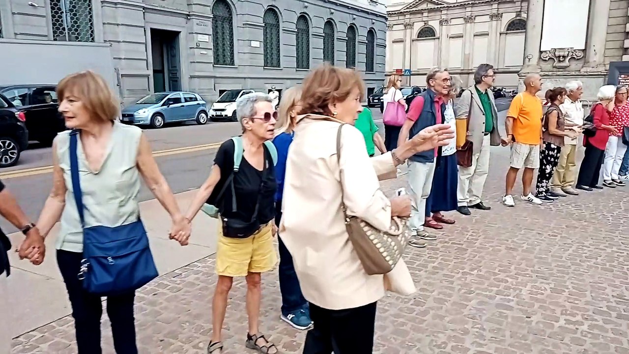 Milano, lo stadio San Siro non si tocca: catena umana sotto Palazzo Marino