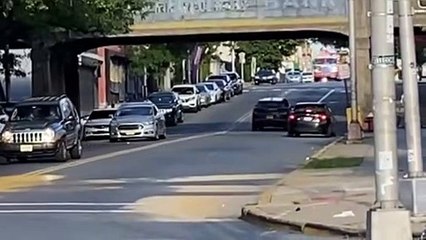 Dos camiones se encontraron al mismo tiempo y chocan