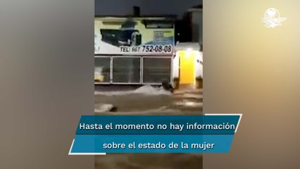 Captan a mujer que es arrastrada por una corriente de agua en Culiacán