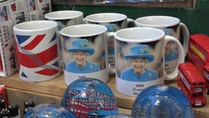 La muerte de Isabel II hincha los precios de los "souvenirs" monárquicos