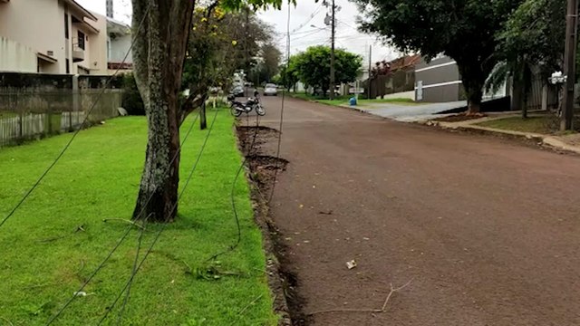 Fiação elétrica pendurada coloca moradores e motociclistas em risco no Bairro Canadá