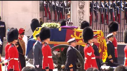 Los británicos se despiden de la reina  en el cortejo fúnebre