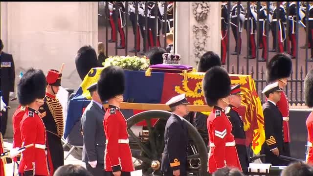 Los británicos se despiden de la reina en el cortejo fúnebre