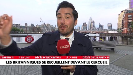 Le public se recueille devant le cercueil de la reine à Westminster Hall