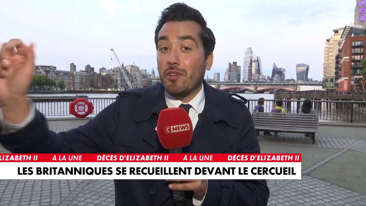 Le public se recueille devant le cercueil de la reine à Westminster Hall