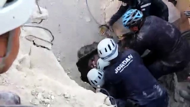 الأردن ينشر فيديو لحظة إنقاذ طفلة عمرها 4 شهور من تحت أنقاض عقار اللويبدة