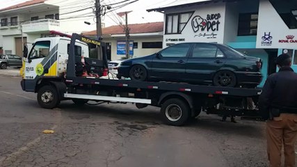 Veículo Marea envolvido em acidente é apreendido para procedimentos de perícia