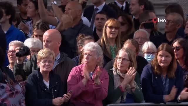 Son dakika haber: İngiltere Kraliçesi II. Elizabeth'in cenazesine binlerce kişi akın etti