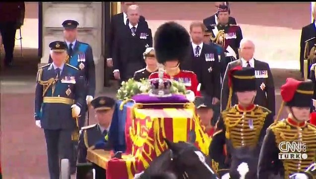 İngiltere Kraliçesi II. Elizabeth’in cenazesine binlerce kişi akın etti