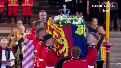 Kraliçe 2. Elizabeth'in cenazesini görmek isteyen binlerce kişi, Westminster Hall'e akın etti