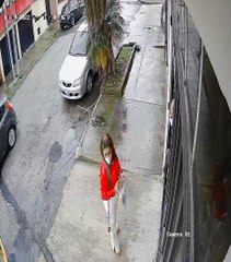 VIDEO: Asaltantes intimidan a mujer con arma de fuego en zona 11