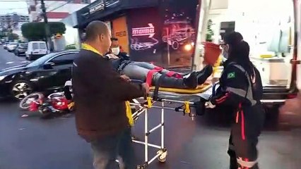 Motociclista é socorrido após colisão no cruzamento das ruas Mandaguari e Arapongas