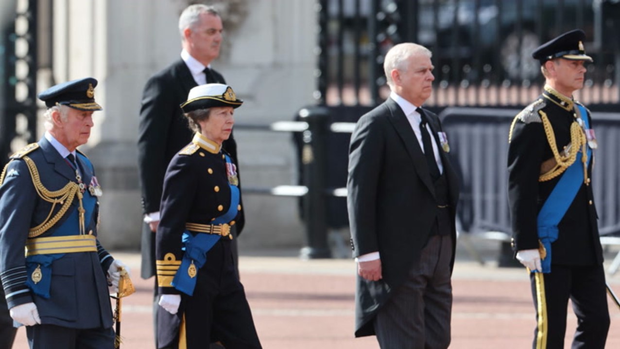 Die ersten Bilder: Trauermarsch der Royals für die Queen in London