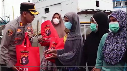 Pembagian Bansos Kepada  Masyarakat Kurang Mampu Yang Bermukim  Dibantaran Sungai Kumai
