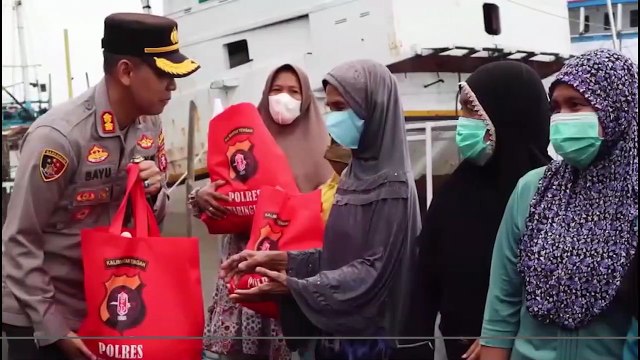 Pembagian Bansos Kepada Masyarakat Kurang Mampu Yang Bermukim Dibantaran Sungai Kumai