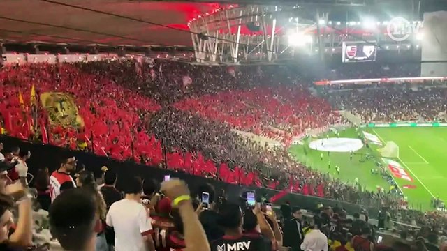 Torcida do Flamengo dá show nas arquibancadas antes da bola rolar no Maracanã