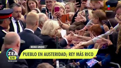 Carlos III protagoniza polémica escena por un bolígrafo