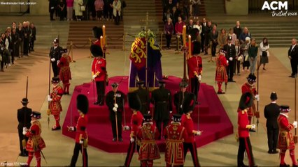 Download Video: Guard collapses at Westminster Hall during Queen Lying in State stream | September 15, 2022 | ACM