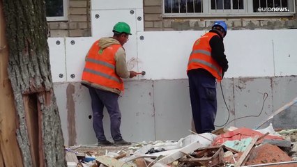 Zelensky: "Ho visto i soliti orrori russi". Poi ha un incidente in auto: "Ferite non gravi"