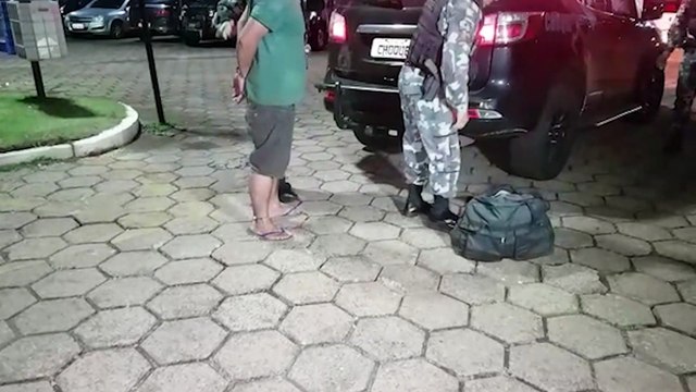 Homem perturba clientes de restaurante e Choque encontra mandado de prisão em aberto