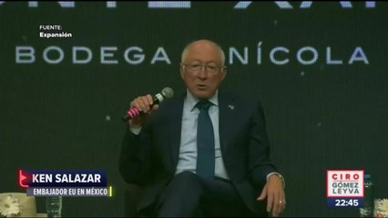 Ken Salazar opina sobre restricciones de viaje de EUA