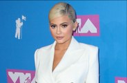 Kylie Jenner sufre un accidente al amamantar mientras graba un tutorial de maquillaje