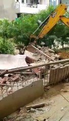 अवैध निर्माण ध्वस्त करते हुए।