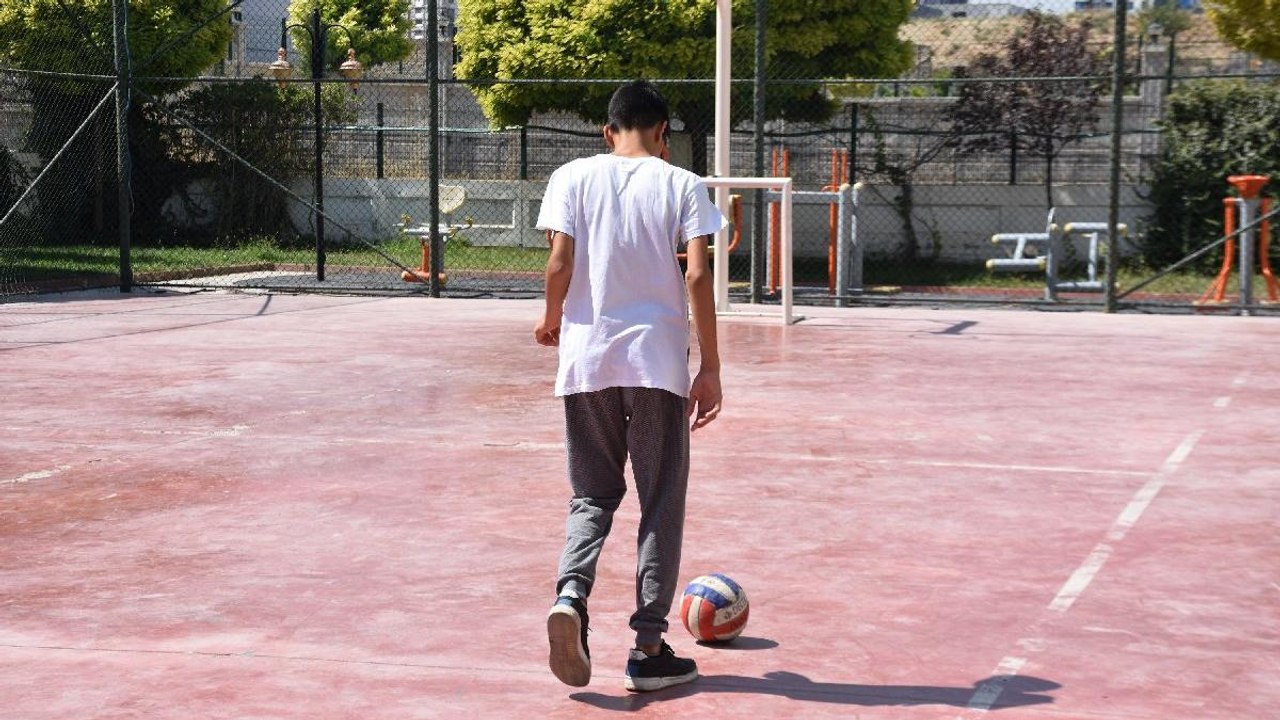 Oğluna top atan çocuğu dövdü: O anlar kamerada