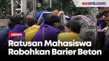 Ingin ke Istana, Ratusan Mahasiswa Robohkan Barier Beton dan Kawat Berduri yang Melintang di Jalan Merdeka Barat