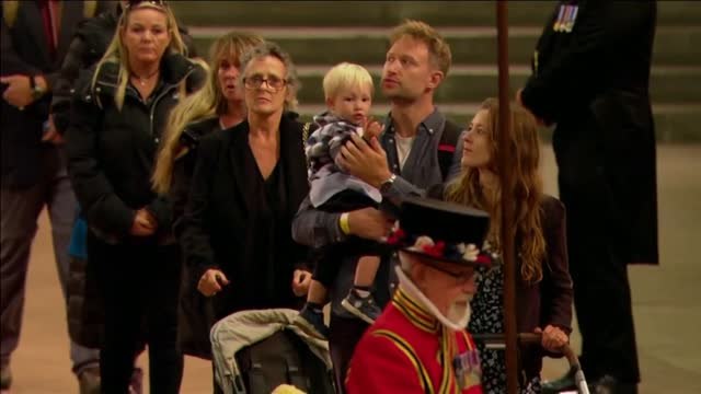 Kilométricas colas durante la noche en Westminster para despedir a Isabel II