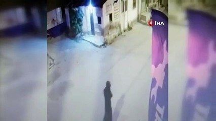 Hırsız kaçmak için çarşaf giyince yakalandı