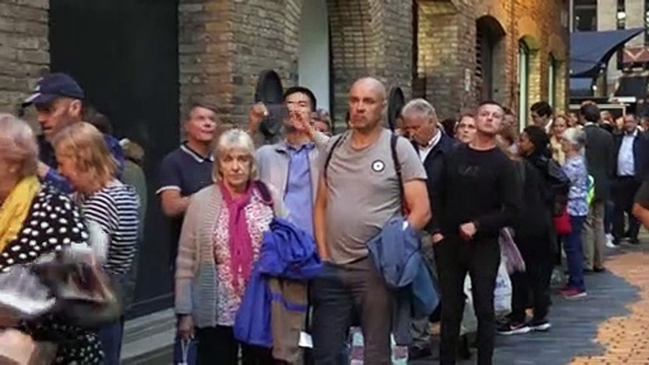 Schlange stehen für einen Blick auf die Queen