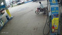 पेट्रोल पंप पर मोटरसाइकिल में लगी आग, बड़ा हादसा टला, वीडियो वायरल