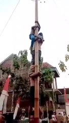 Viral lomba panjat pinang tersambar petir