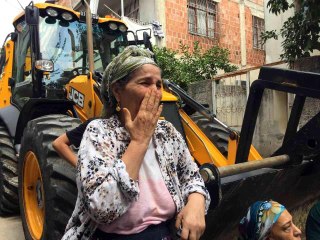 Suları kesildi, yıkım içim kepçeler hazır! İki çocuğu engelli annenin feryadı mahalleyi inletti